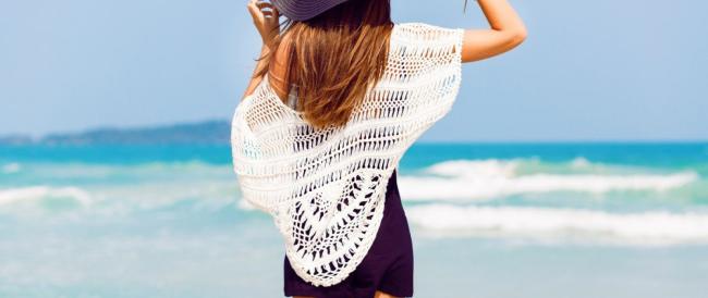 Il look da spiaggia più cool per l'estate 2021? Quello che non lascia nulla al caso. Così costume, pareo e accessori vanno scelti rigorosamente in pendant
