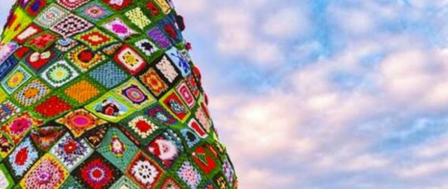 Ostuni, l'albero di Natale di 12 metri è fatto all'uncinetto: l'impresa di 50 nonne
