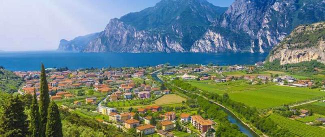 Il paesino del Trentino che offre case gratis in cambio di volontariato: i requisiti e come candidarsi 