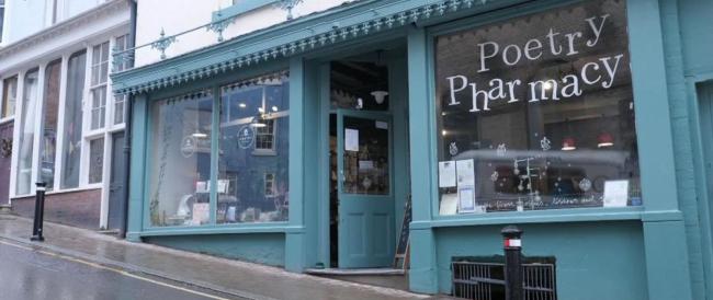 . Poetry Pharmacy: la farmacia che prescrive versi invece di pillole ai suoi ‘pazienti’