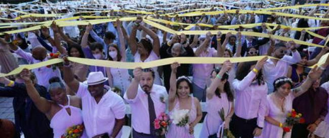 Nozze di massa a New York, si sposano 500 coppie