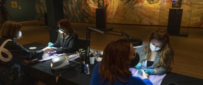 Luoghi della cultura chiusi per Covid? Il Van Gogh Museum non ci sta e diventa beauty center