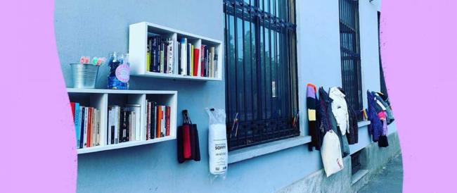Inaugurato il muro della gentilezza a Milano: cappotti e libri per i senzatetto