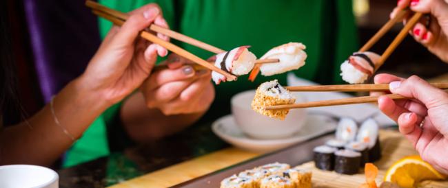 Perché in Oriente si mangia con le bacchette?