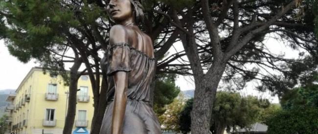 “La nuova statua della Spigolatrice di Sapri è sessista”. L’autore: “L’avrei fatta nuda”: è polemica