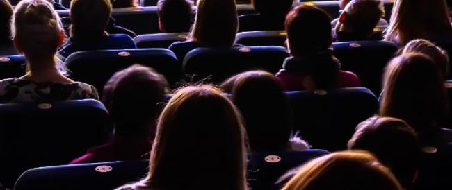 Andare al cinema fa bene alla salute, uno studio spiega perchè fa rigenerare il cervello iperstimolato