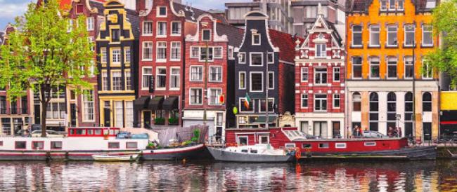 Amsterdam, il sindaco vieterà i coffee-shop agli stranieri: troppo turismo per la cannabis e rischio criminalità. Ma c’è chi teme l’opposto