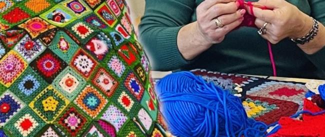 A Ostuni sta per tornare l’albero a uncinetto più alto d’Italia: a realizzarlo oltre 50 nonne (insieme ai giovani)