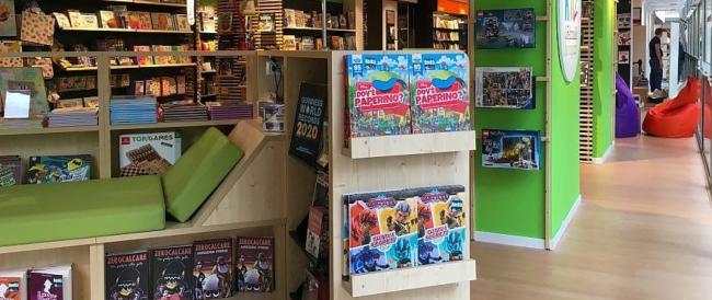 Poltrone-casetta, lettini per leggere e un grande 'albero': nuova area bambini per la libreria Feltrinelli di Bari