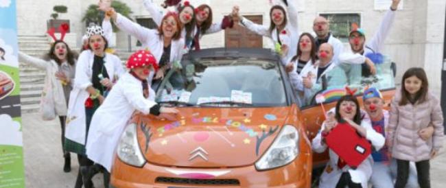 A Pescara è nato il Taxi Clown per portare i bambini in ospedale regalando sorrisi.