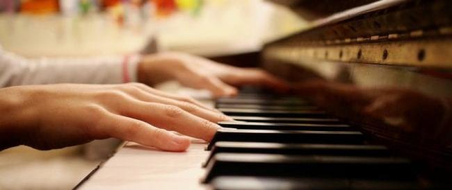 Gli straordinari benefici di suonare il pianoforte per adulti e bambini