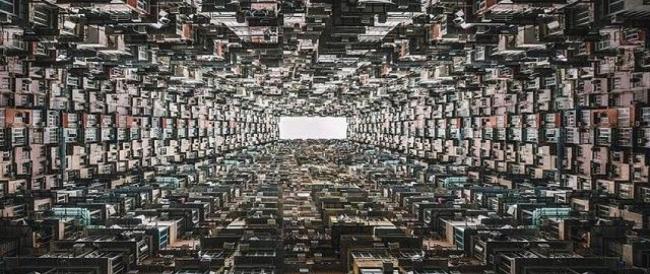 Il gigantesco e claustrofobico ‘alveare di cemento’ di Hong Kong dove vivono 15.000 persone