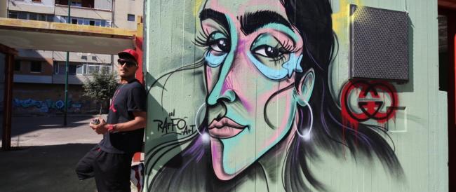 RADIOPOST ESTATE - Modella di Gucci ritratta su un murale a Napoli, la ragazza ringrazia: 'Thanks for magic'