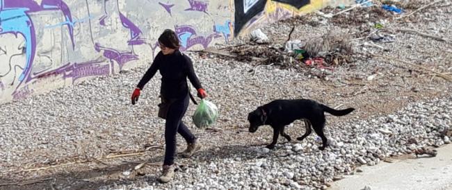 La eco-prof che gira l’Europa insieme alla sua Labrador per pulire spiagge e mari dai rifiuti