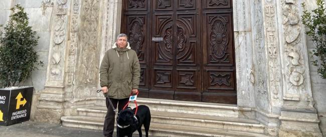 Vietato l'ingresso in chiesa per il cane guida, il proprietario non vedente chiama la polizia