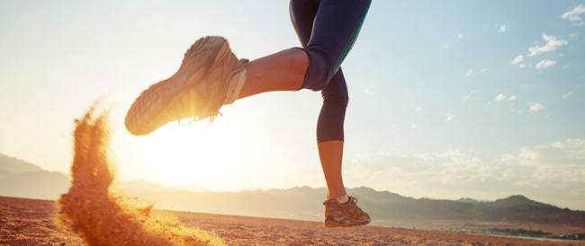 Sai quante ore bisognerebbe camminare per bruciare le calorie del pranzo Natale? La risposta di questo studio ti stupirà