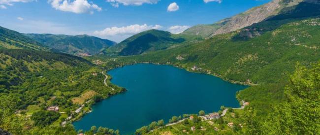 Questo meraviglioso lago a forma di cuore si trova in Italia ed è un sogno a occhi aperti 