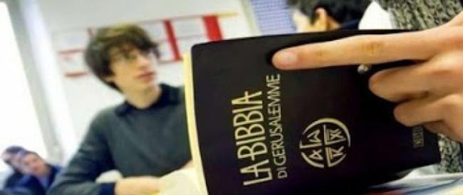Ora di religione, Granato: “Va abolita. É un dispendio di risorse per lo Stato. I docenti precari? Possono essere riassorbiti nelle scuole”