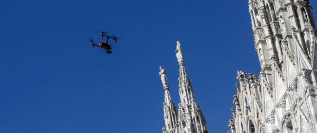 Milano, fa volare il drone dal sagrato al Duomo: multa di 33mila euro per un turista messicano. L’avvocato: “Non ci sono i cartelli”.