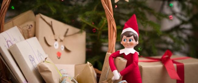 La tradizione dell'elfo sulla mensola per attendere Babbo Natale