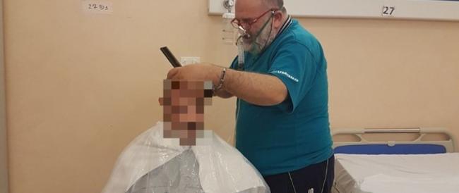 Sandro, il barbiere ricoverato per Covid offre un taglio di capelli agli altri pazienti 