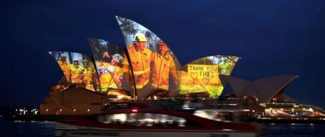 Australia, i volti dei vigili del fuoco sulle vele della Sydney Opera House