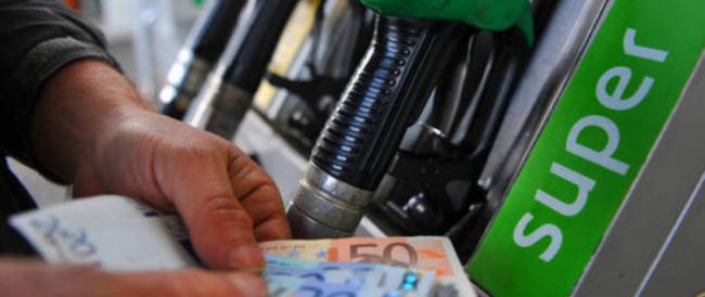 Volano i prezzi della benzina e i biglietti dei treni.