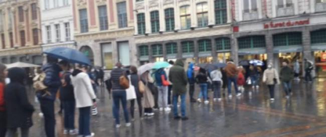 In Francia code di lettori e lettrici davanti alle librerie prima del lockdown: la foto diventa virale