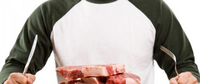Troppa carne fa male, a noi e al pianeta. Perché non tassarla? Secondo una ricerca scientifica si salverebbero migliaia di vite 