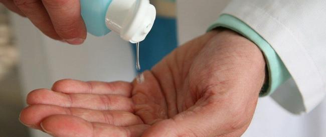 In Turchia si disinfettano le mani con la tradizionale “acqua di colonia” (e funziona)