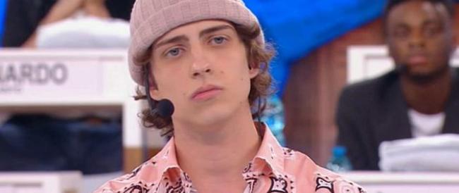 Sangiovanni batte ogni record: è il primo artista di Amici a conquistare un disco d’oro all’estero.