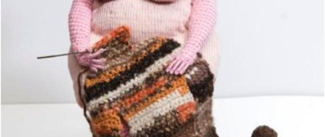 L’artista finlandese che riproduce all’uncinetto le persone reali del proprio villaggio