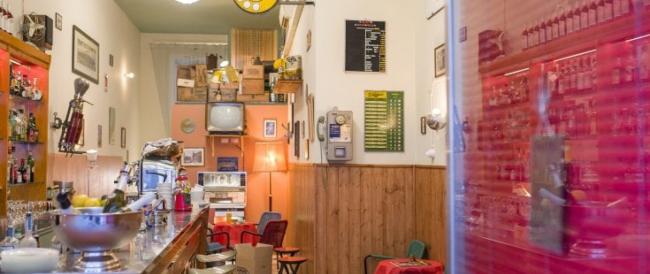 Il bar di Bologna che è un tuffo negli anni '60: juke box, Biancosarti e tv in bianco e nero