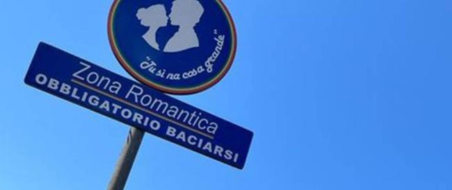 Obbligatorio baciarsi: 5 luoghi in Italia dove sorgono i cartelli ‘stradali’ più romantici di tutti