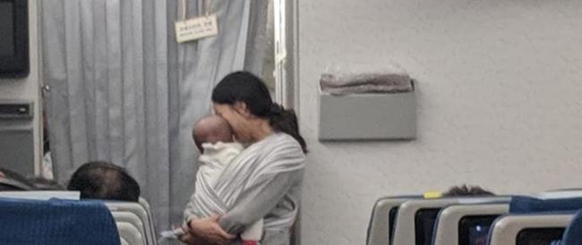 Diffusione della gioia: l’atto di gentilezza della madre in aereo conquista il cuore dei passeggeri