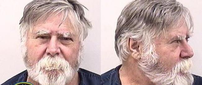 Rapina una banca, poi lancia i soldi ai passanti urlando “Buon Natale”