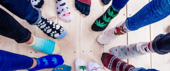Oggi è la decima giornata mondiale dei calzini spaiati, un inno alle diversità
