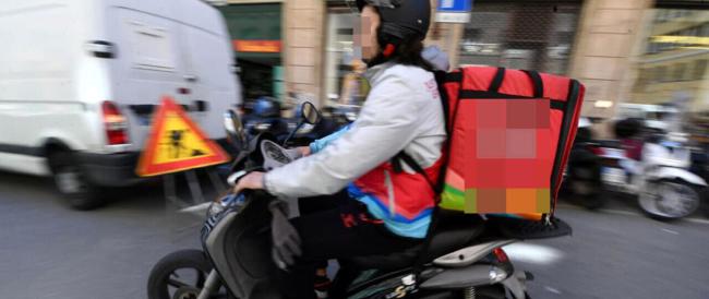 L'uomo positivo al covid che si finge corriere per poter uscire di casa.