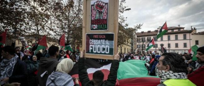 Cortei pro Palestina, divieto a Roma per il Giorno della Memoria. Rinvio anche a Milano. I Giovani palestinesi: “Noi scendiamo in piazza”