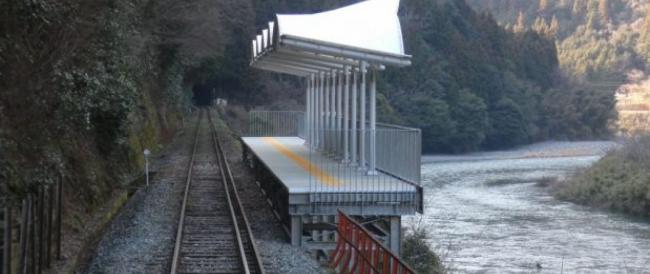 In Giappone c’è una stazione ferroviaria ‘fantasma’: non si può entrare né uscire, ci si ferma e basta. Eppure non è inutile 