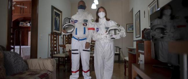 RADIOPOST ESTATE - A Rio de Janeiro una coppia si protegge dal Covid-19 indossando tute da astronauta