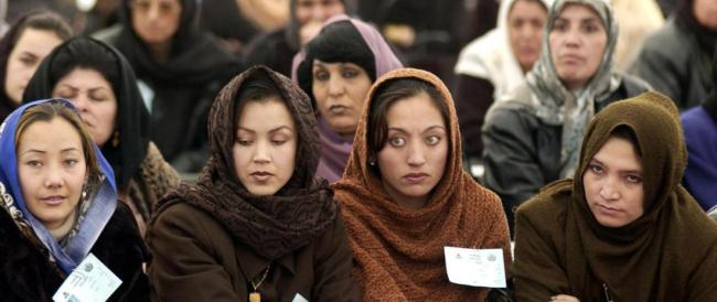 I talebani vietano alle donne i viaggi senza un uomo della famiglia