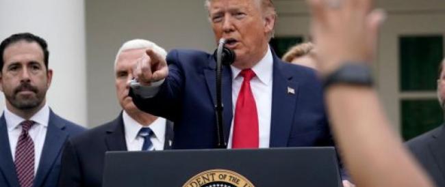 Dal disinfettante in vena di Trump alla spiaggia lavata con la candeggina in Spagna, le peggiori idiozie dette (e fatte) per ‘combattere’ il coronavirus