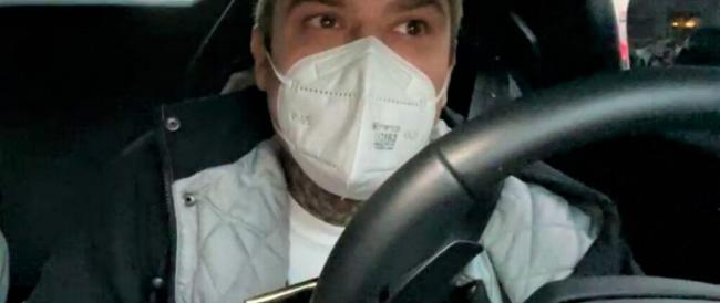Fedez in versione Babbo Natale regala 1000 euro a 5 persone