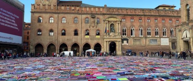 Bologna, Piazza Maggiore coperta con coperte di lana contro la violenza sulle donne