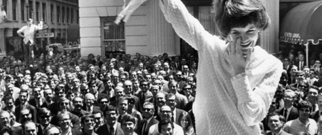 Sono passati 106 anni da quando Mary Phelps Jacob inventò il reggiseno con due fazzoletti da tasca per poter indossare un abito da sera.