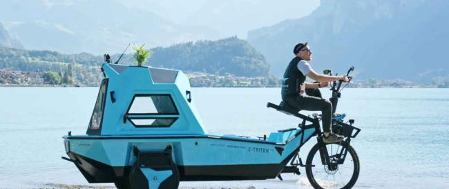 Questo mezzo di trasporto si trasforma in camper, barca ed e-bike per viaggiare ovunque a impatto zero