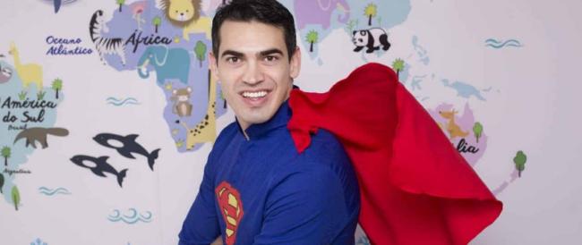 Non è Superman ma è come se lo fosse per i bambini svantaggiati: è Ricardo Fonseca, pediatra di 36 anni che assiste i piccoli più bisognosi con il suo studio mobile. La commovente storia arriva dal Brasile, dal distretto della Capitale Federale.
