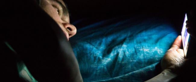 RADIOPOST ESTATE - Attenzione allo smartphone prima di dormire: ecco perché fa male a mente e corpo