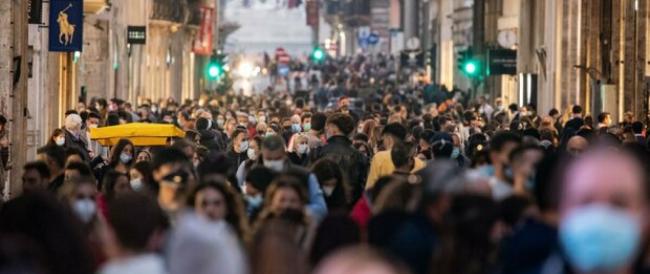 Una fiumana di persone invade il centro di Roma nelle ore che precedono il coprifuoco